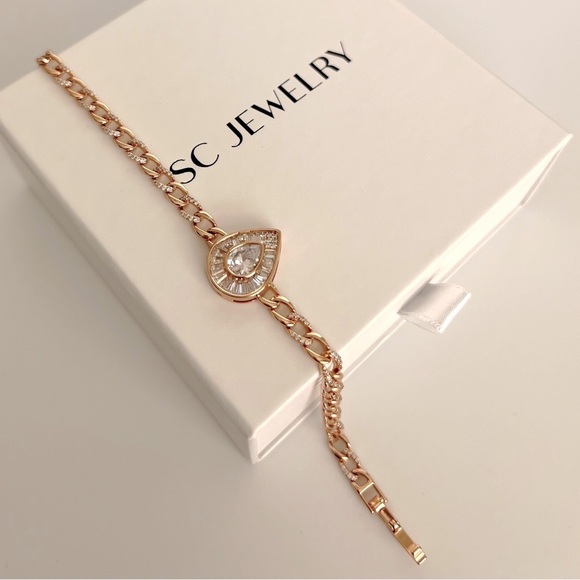 Last One! 🔥 Drop Bracelet | 18K Gold Plated Baguette Stone | Luxury Jewelry - Picture 3 of 13